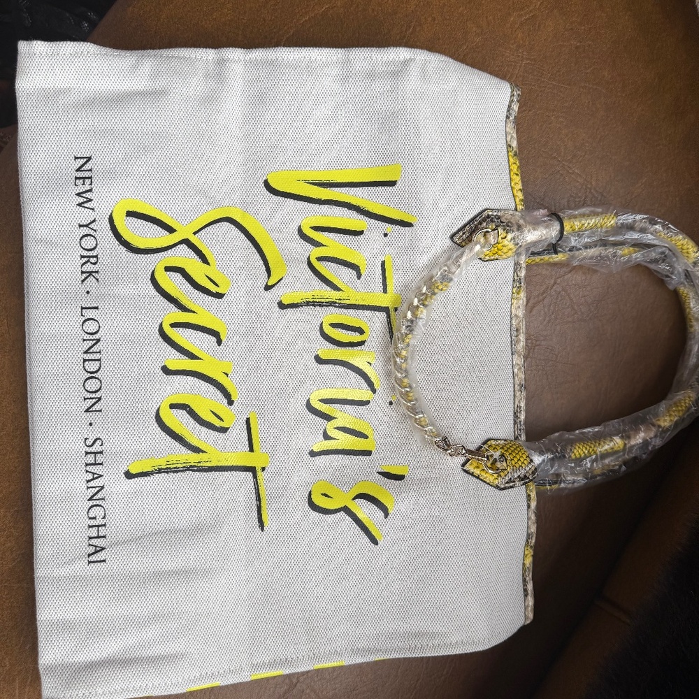 VICTORIA'S SECRET TOTE. NWT. LARGE